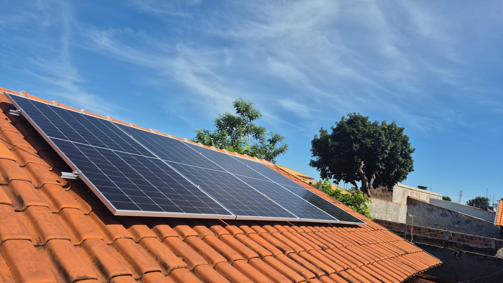 Painéis solares ao entardecer